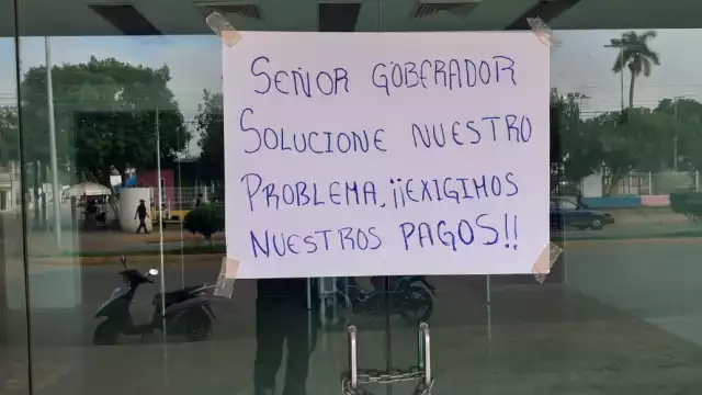 En el acceso principal del edificio colocaron una cartulina en donde los trabajadores piden al gobernador del estado