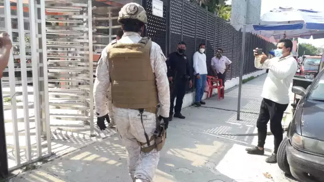 Los sujetos sacaron armas de grueso calibre apuntaron hacia las personas. Foto: José Pacheco