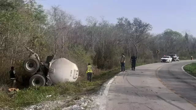 El remolque que cayó quedó tirado a un costado de la vía federal con más de 30 mil litros de combustible