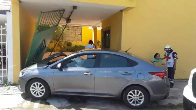 La conductora destrozó la cochera de una empresa