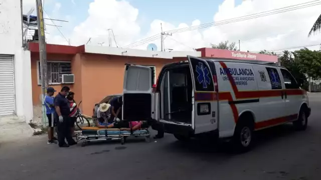 Del golpe, la dama se cayó sobre la carretera resultándose lesionada