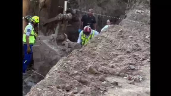 Trabajadores realizan las acciones para rescatar el cuerpo del joven que perdió la vida Trabajadores realizan las acciones para rescatar el cuerpo del joven que perdió la vida