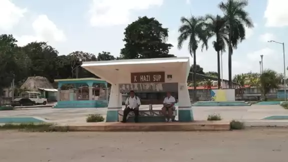Los choferes de las combis prohíben que los taxis que llegan al pueblo carguen pasaje de salida Los choferes de las combis prohíben que los taxis que llegan al pueblo carguen pasaje de salida