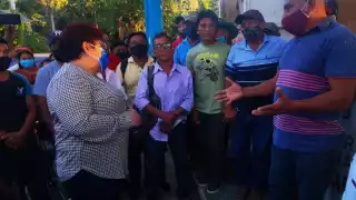 Los delegados y subdelegados no permitieron que la regidora se retirara hasta que se comprometió a resolver el caso