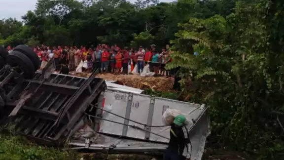 El chofer no midió su distancia, perdió el control y se salió de la carretera en la vía Mérida-Cancún El chofer no midió su distancia, perdió el control y se salió de la carretera en la vía Mérida-Cancún