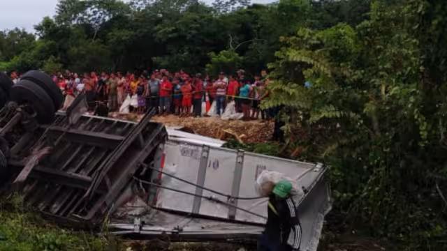 El chofer no midió su distancia, perdió el control y se salió de la carretera en la vía Mérida-Cancún