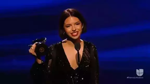 Ángela Aguilar ganó como Artista Revelación Femenino. Foto: Captura de pantalla Univision Ángela Aguilar ganó como Artista Revelación Femenino. Foto: Captura de pantalla Univision