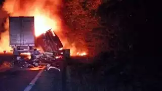 Ambos tráileres quedaron consumidos por el fuego