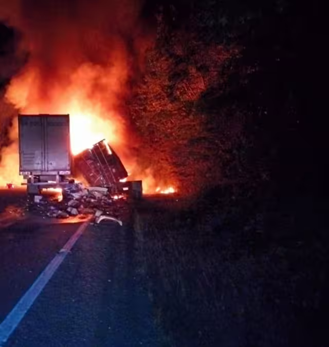 Ambos tráileres quedaron consumidos por el fuego