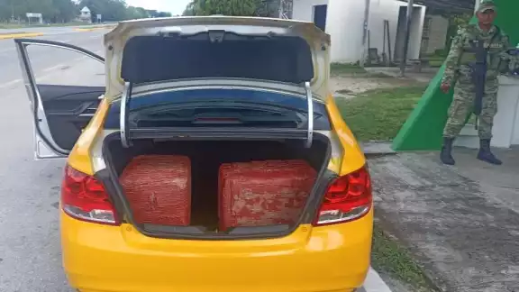 El cargamento fue trasladando todo a la ciudad de Chetumal donde fue puesto a disposición de la Fiscalía General de la República. El cargamento fue trasladando todo a la ciudad de Chetumal donde fue puesto a disposición de la Fiscalía General de la República.