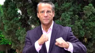 Los Bravos de la Liga MX compartieron un video donde el actor bromea a los aficionados con darles ‘patadas de bicicleta’