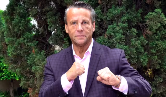 Los Bravos de la Liga MX compartieron un video donde el actor bromea a los aficionados con darles ‘patadas de bicicleta’