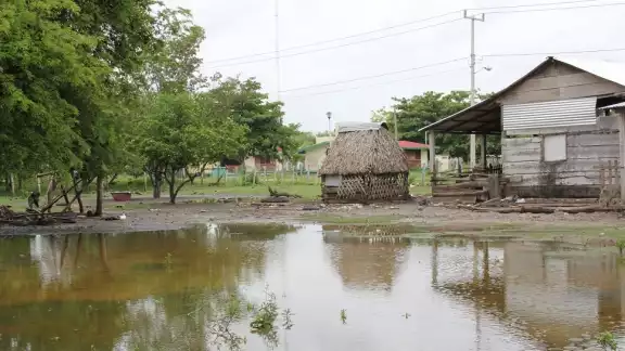 La localidad se ubica al Oeste del municipio, a 100 kilómetros de la cabecera, por la Via Corta, donde el recuso vital se está estancando en las calles La localidad se ubica al Oeste del municipio, a 100 kilómetros de la cabecera, por la Via Corta, donde el recuso vital se está estancando en las calles