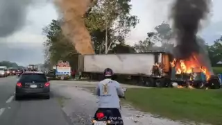 El tráiler arde en llamas a un costado del camino donde se generó el aparatoso accidente