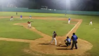 Potros derrota 12-10 a Sabancuy en el primer partido de la final de softbol mixto nocturno