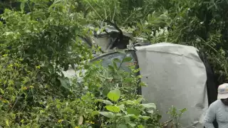 El automóvil quedó entre la maleza luego de salirse de la carretera cuando transitaban por el tramo Tulum-Carrillo Puerto
