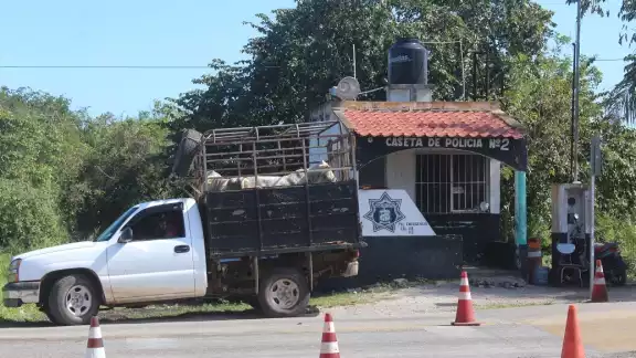 En las postas policiacas, ubicadas en las salidas principales de la población, se mantiene la revisión de la documentación de quienes transportan ganado En las postas policiacas, ubicadas en las salidas principales de la población, se mantiene la revisión de la documentación de quienes transportan ganado