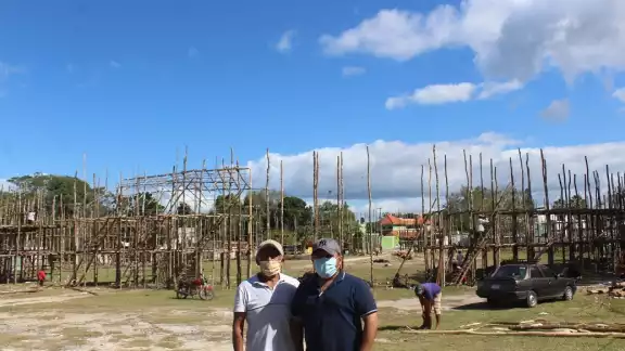 Josué Campos Aguilar informó que en la obra se involucran jóvenes a quienes se les están transmitiendo los saberes para la edificación del tablado Josué Campos Aguilar informó que en la obra se involucran jóvenes a quienes se les están transmitiendo los saberes para la edificación del tablado