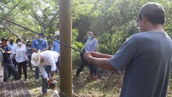El sacerdote maya y el Alcalde de Tizimín, cortaron la ceiba, según la tradición El sacerdote maya y el Alcalde de Tizimín, cortaron la ceiba, según la tradición