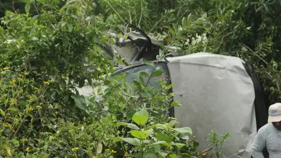 El automóvil quedó entre la maleza luego de salirse de la carretera cuando transitaban por el tramo Tulum-Carrillo Puerto