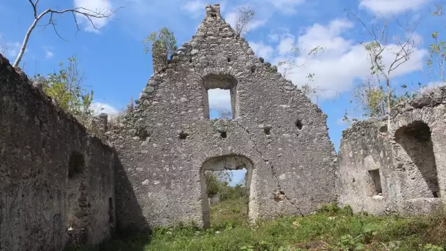 Los primeros pobladores aseguran que en medio del templo se veía un jinete que se perdía en medio del edificio