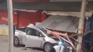 ¡Fuerte choque en Calderitas! Auto termina impactando contra poste y puesto de cocos