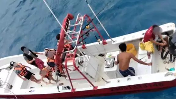 Los turistas fueron llevados a tierra firme para verificar su estado de salud, tras hundirse la embarcación en la que paseaban en Playa del Carmen Los turistas fueron llevados a tierra firme para verificar su estado de salud, tras hundirse la embarcación en la que paseaban en Playa del Carmen