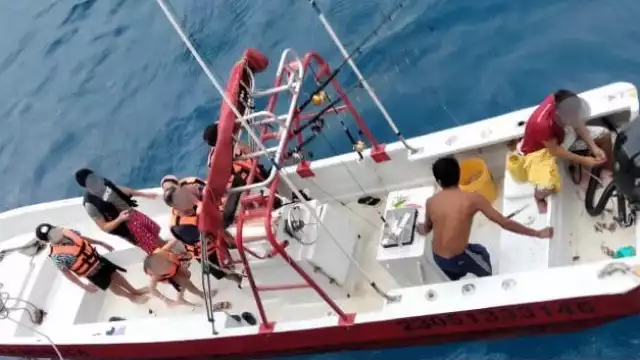 Los turistas fueron llevados a tierra firme para verificar su estado de salud, tras hundirse la embarcación en la que paseaban en Playa del Carmen