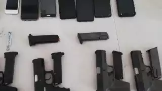 Entre sus pertenencias se les encontró seis cargados y  66 cartuchos útiles de 9 milímetros, y más 925 pesos en efectivo