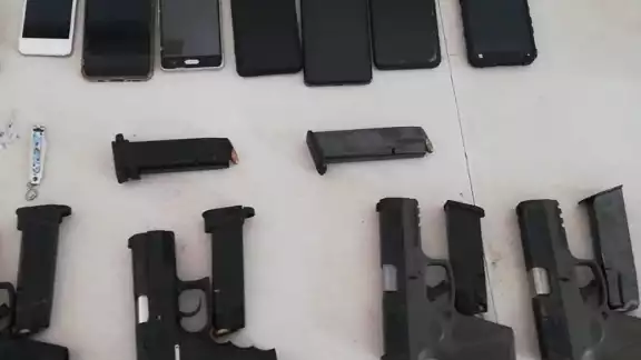 Entre sus pertenencias se les encontró seis cargados y 66 cartuchos útiles de 9 milímetros, y más 925 pesos en efectivo Entre sus pertenencias se les encontró seis cargados y 66 cartuchos útiles de 9 milímetros, y más 925 pesos en efectivo