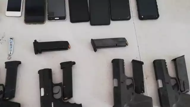 Entre sus pertenencias se les encontró seis cargados y  66 cartuchos útiles de 9 milímetros, y más 925 pesos en efectivo