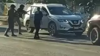 Detienen a ocupantes de una camioneta que fueron interceptados por la Policía en Cancún