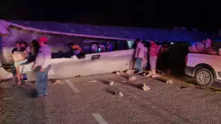 Los habitantes de comunidades cercanas al accidente en la vía federal Escárcega-Chetumal rapiñaron los productos de belleza que trabsportaba el tráiler