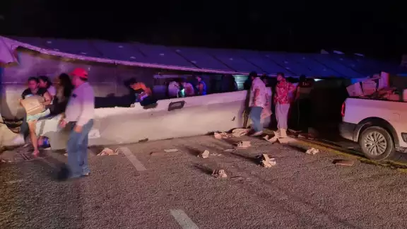 Los habitantes de comunidades cercanas al accidente en la vía federal Escárcega-Chetumal rapiñaron los productos de belleza que trabsportaba el tráiler Los habitantes de comunidades cercanas al accidente en la vía federal Escárcega-Chetumal rapiñaron los productos de belleza que trabsportaba el tráiler