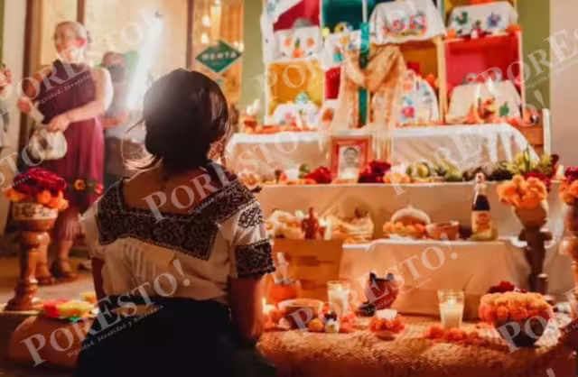 Las comunidades decoran altares con alimentos, flores y objetos personales desde el 27 de octubre.