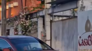 Conductor presuntamente ebrio se queda dormido y sube su camioneta a la banqueta en Chetumal