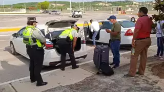 Tras el incidente, la Guardia Nacional revisó las maletas del pasajero minutos antes de abordar un taxi
