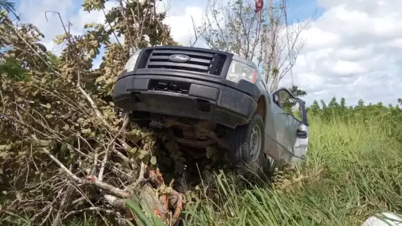 La camioneta terminó atorada en una piedra, por lo que no podía moverse La camioneta terminó atorada en una piedra, por lo que no podía moverse