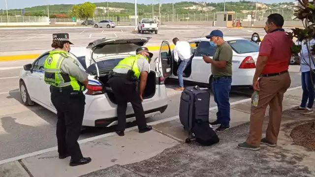 Tras el incidente, la Guardia Nacional revisó las maletas del pasajero minutos antes de abordar un taxi