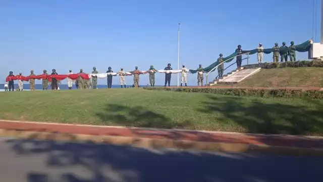 Con poca participación, se lleva a cabo el izamiento de bandera en el malecón de Campeche