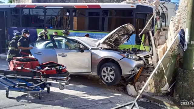 La mujer se impactó por no respetar una señal de alto