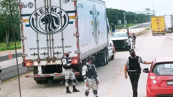 El camión fue usado para trasladar inmigrantes ilegales El camión fue usado para trasladar inmigrantes ilegales