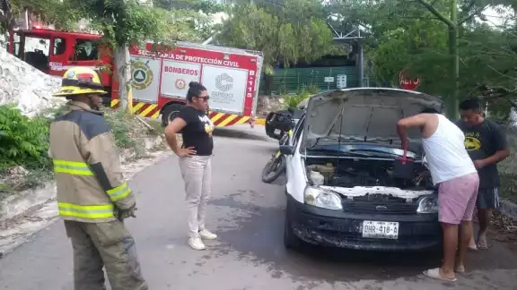 En menos de 20 minutos se sofocó el incendio de un automóvil en Campeche En menos de 20 minutos se sofocó el incendio de un automóvil en Campeche