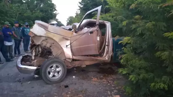 Un menor y su madre quedaron prensados en el vehículo luego del choque en la carretera rumbo a Chiquilá Un menor y su madre quedaron prensados en el vehículo luego del choque en la carretera rumbo a Chiquilá