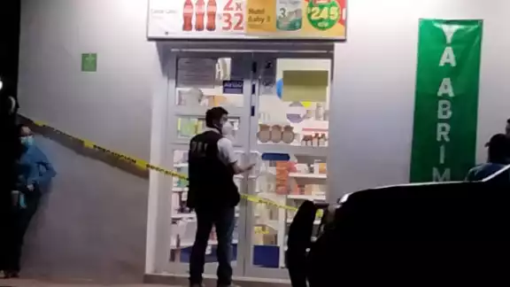 Sujeto armado asalta una farmacia en Acanceh, Yucatán Sujeto armado asalta una farmacia en Acanceh, Yucatán