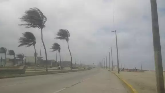 Se insta a la población a tomar precauciones adecuadas ante este fenómeno atmosférico Se insta a la población a tomar precauciones adecuadas ante este fenómeno atmosférico