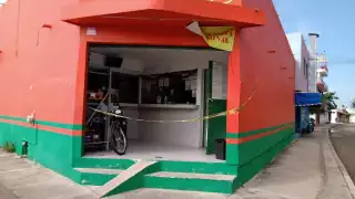 Elementos de la Policía de Playa del Carmen aseguraron el acceso de la casa de empeño tras el robo armado