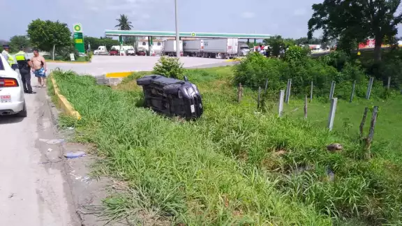 Un automóvil Jetta, por exceso de velocidad y poca precaución, impactó una camioneta azul y se volcó en la carretera Escárcega – Villahermosa.