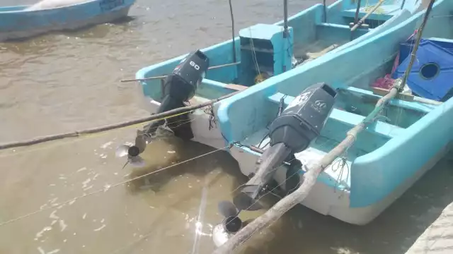 Un pescador cayó al agua al intentar encender el motor de su lancha en el estero de Sabancuy.