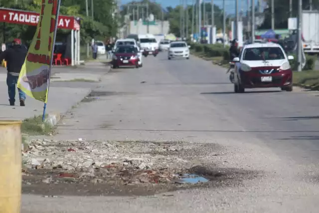 Piedras sobre el pavimento generan peligro de derrapes y ponchaduras en Champotón
